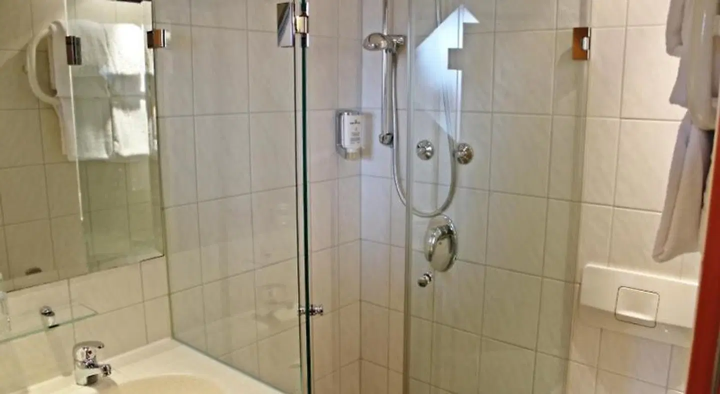 PLAZA INN Berlin Charlottenburg Badezimmer