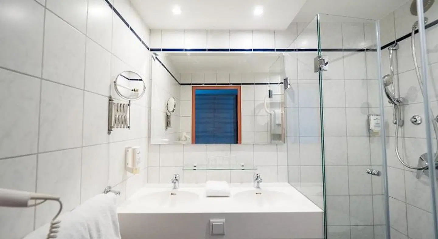 PLAZA INN Berlin Charlottenburg Badezimmer