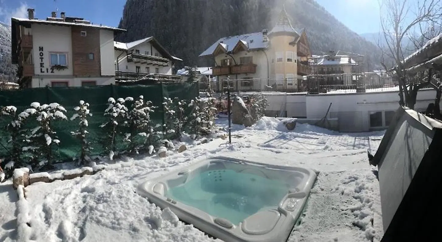 Liz OUTDOOR_POOL