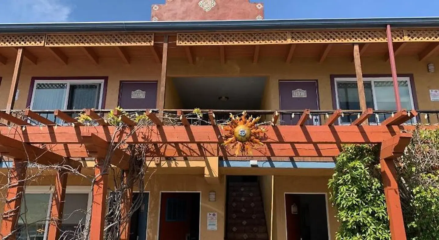 Sandyland Reef Inn EXTERIOR