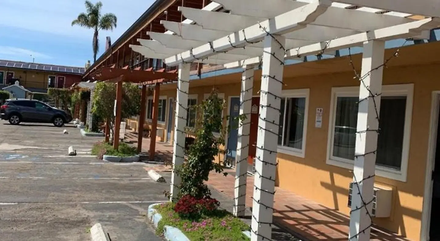 Sandyland Reef Inn EXTERIOR