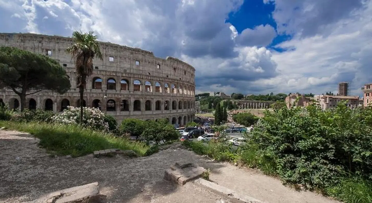 Colosseum Corner EXTERIOR