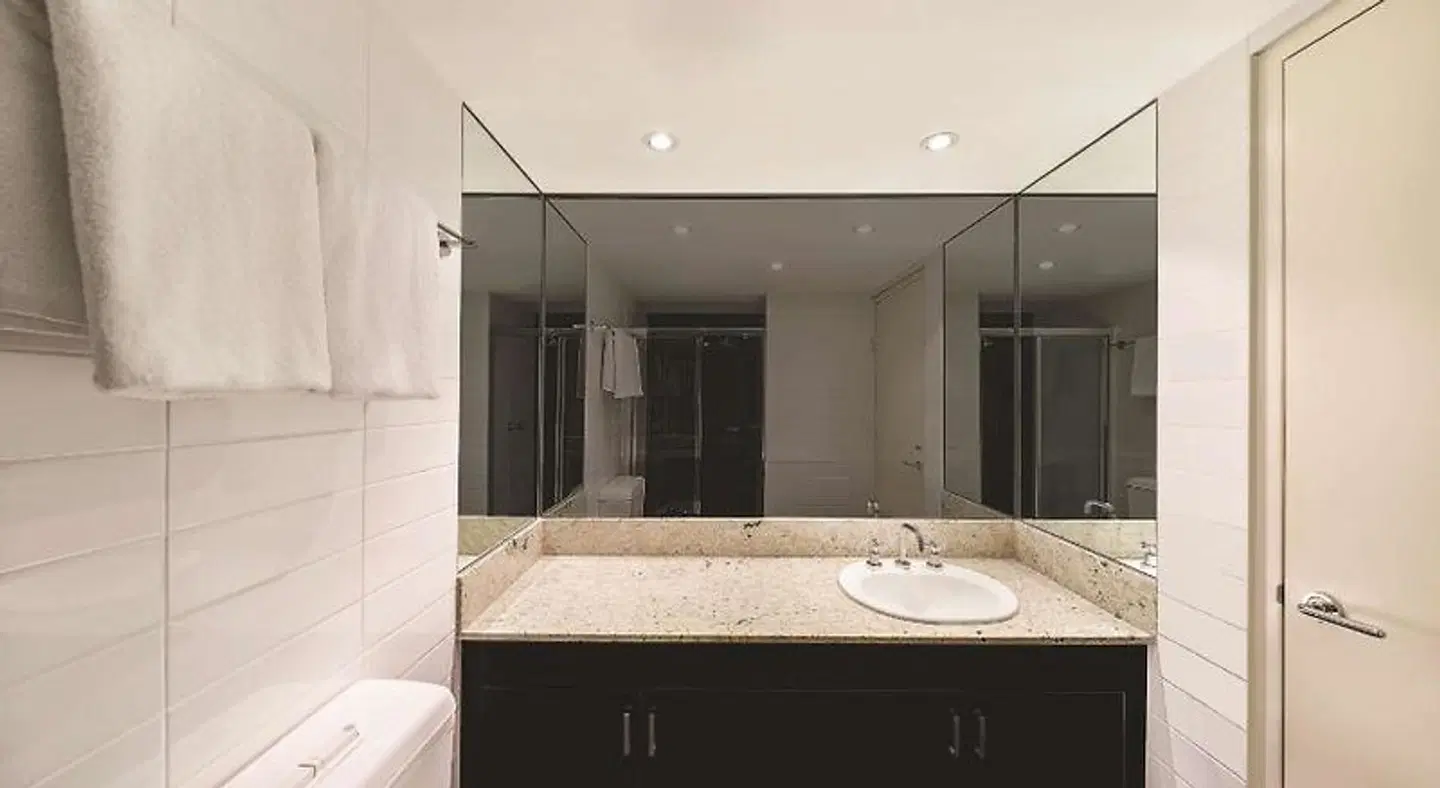 Adina Sydney, Crown Street Badezimmer