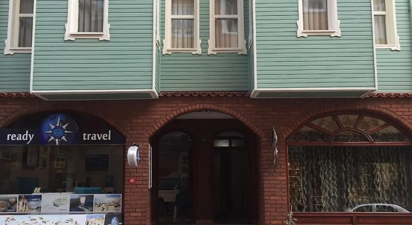 Side Hotel EXTERIOR