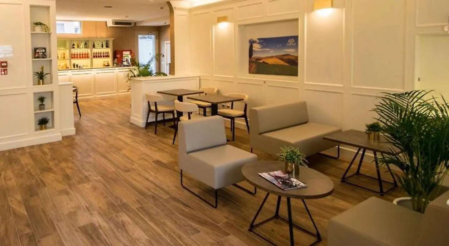 Touring Florence LOUNGE_LOBBY