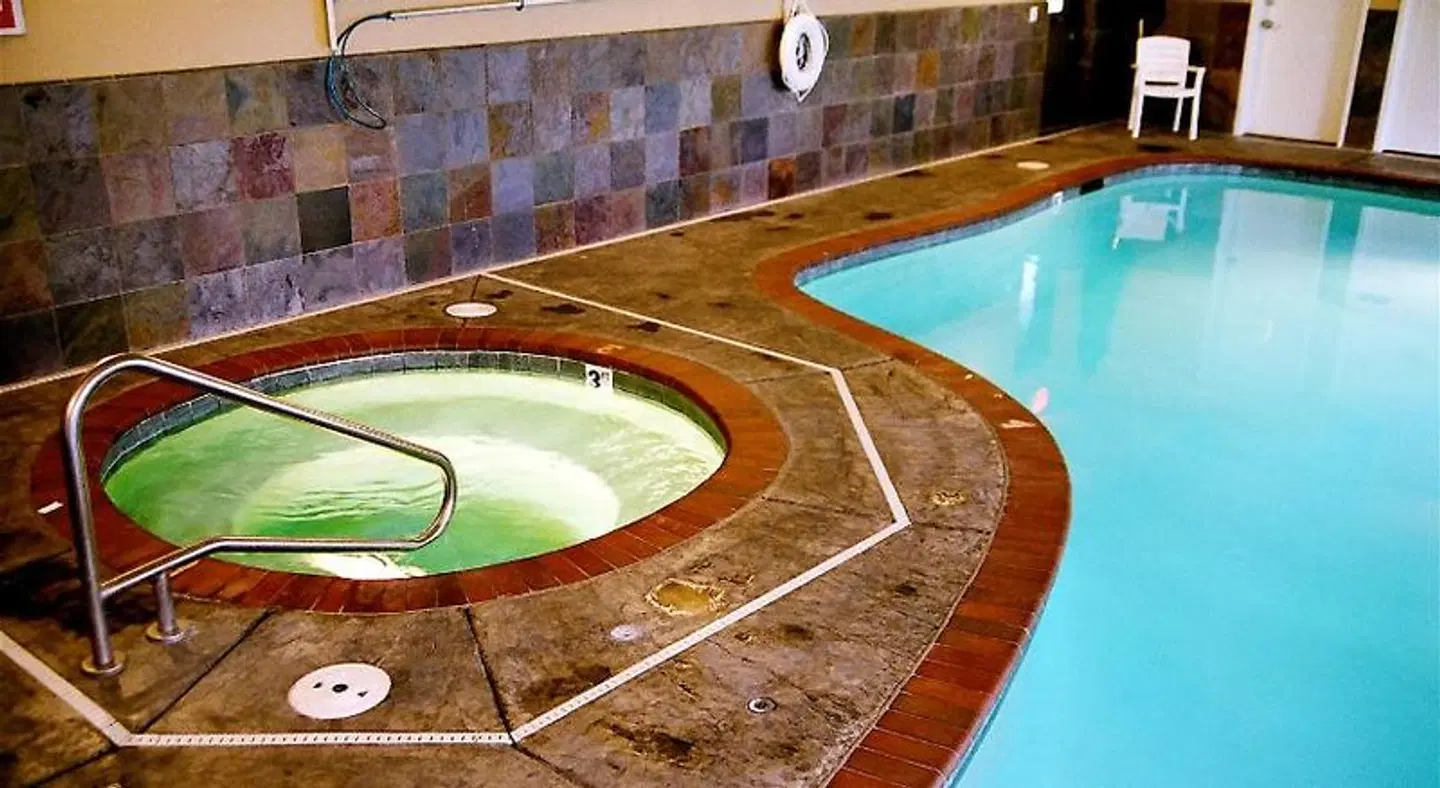 Rivertide Suites Hallenbad