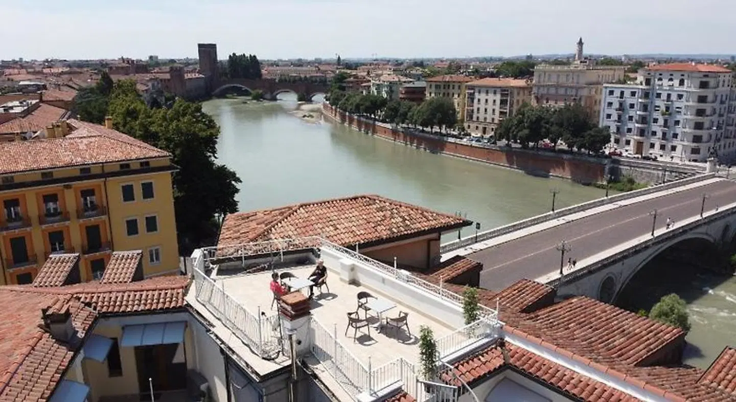 Lady Verona EXTERIOR