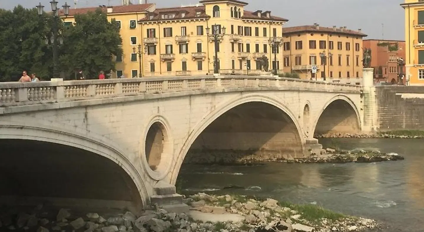 Lady Verona EXTERIOR