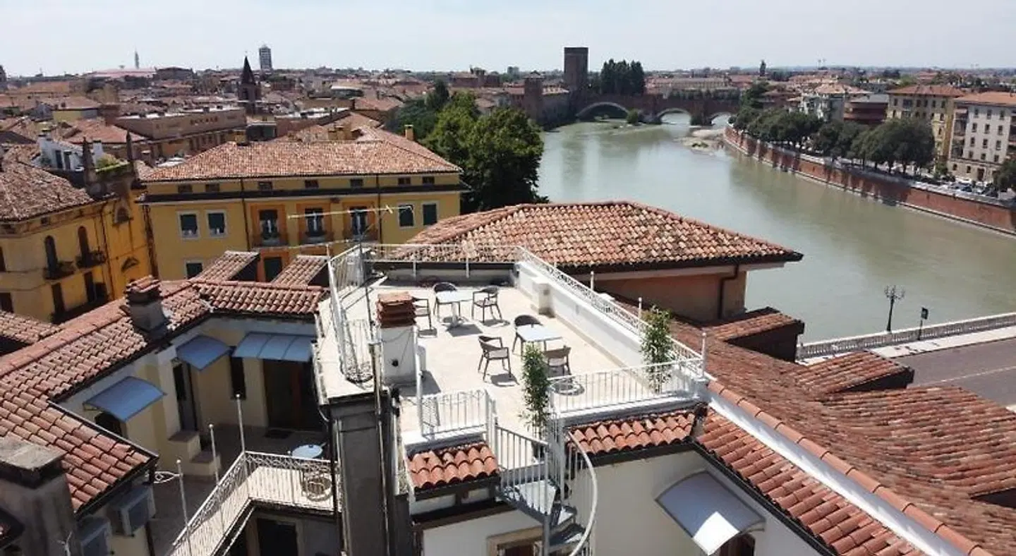 Lady Verona EXTERIOR