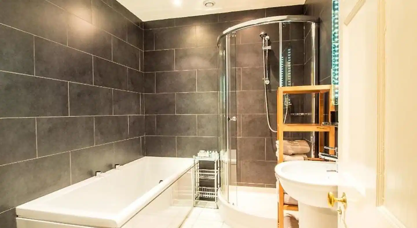 Six Brunton Place Badezimmer