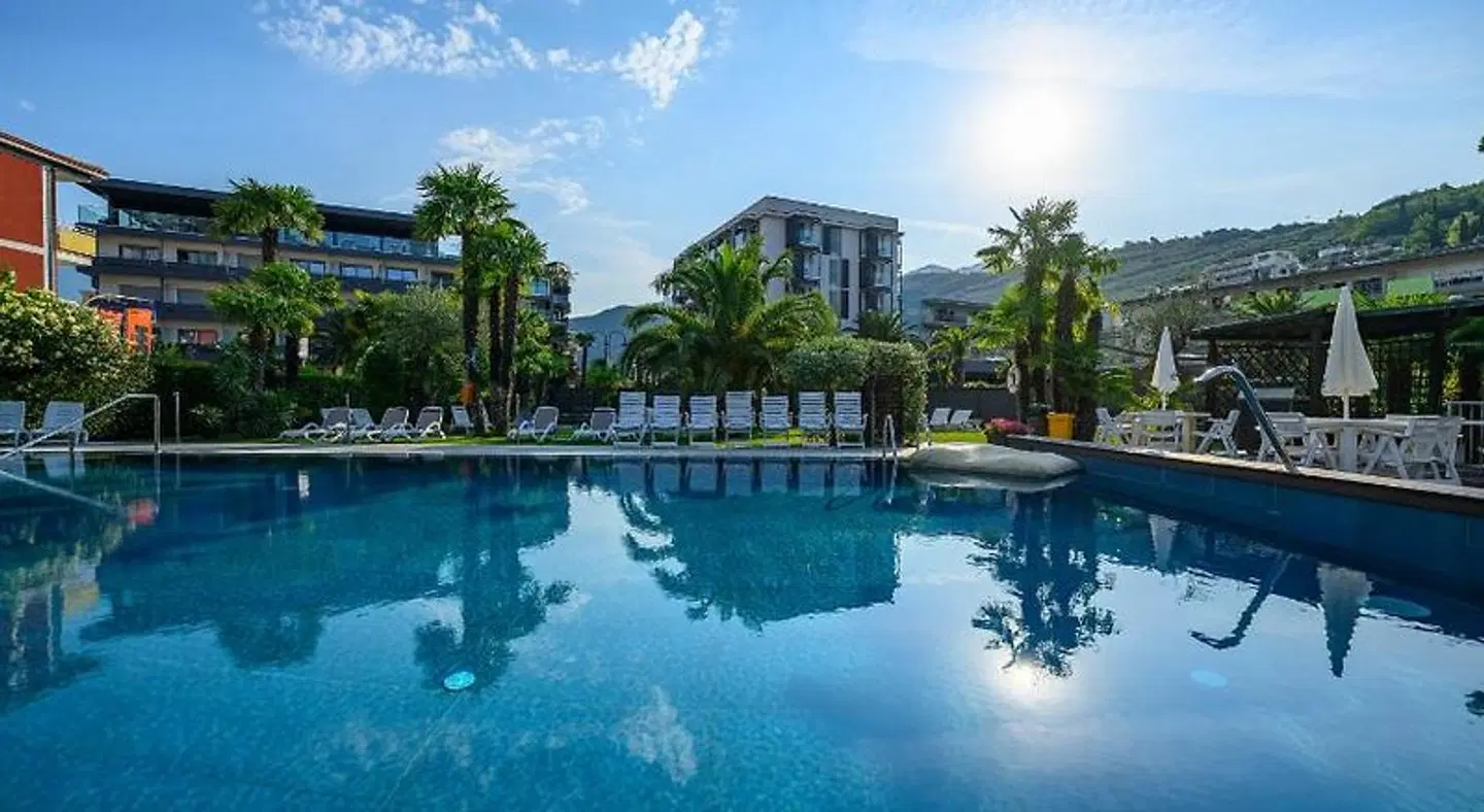 Riviera OUTDOOR_POOL