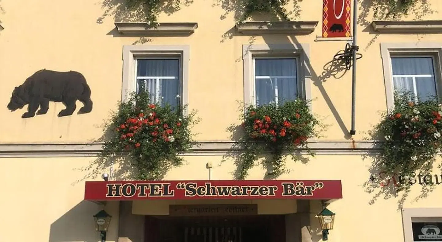 Schwarzer Bär EXTERIOR