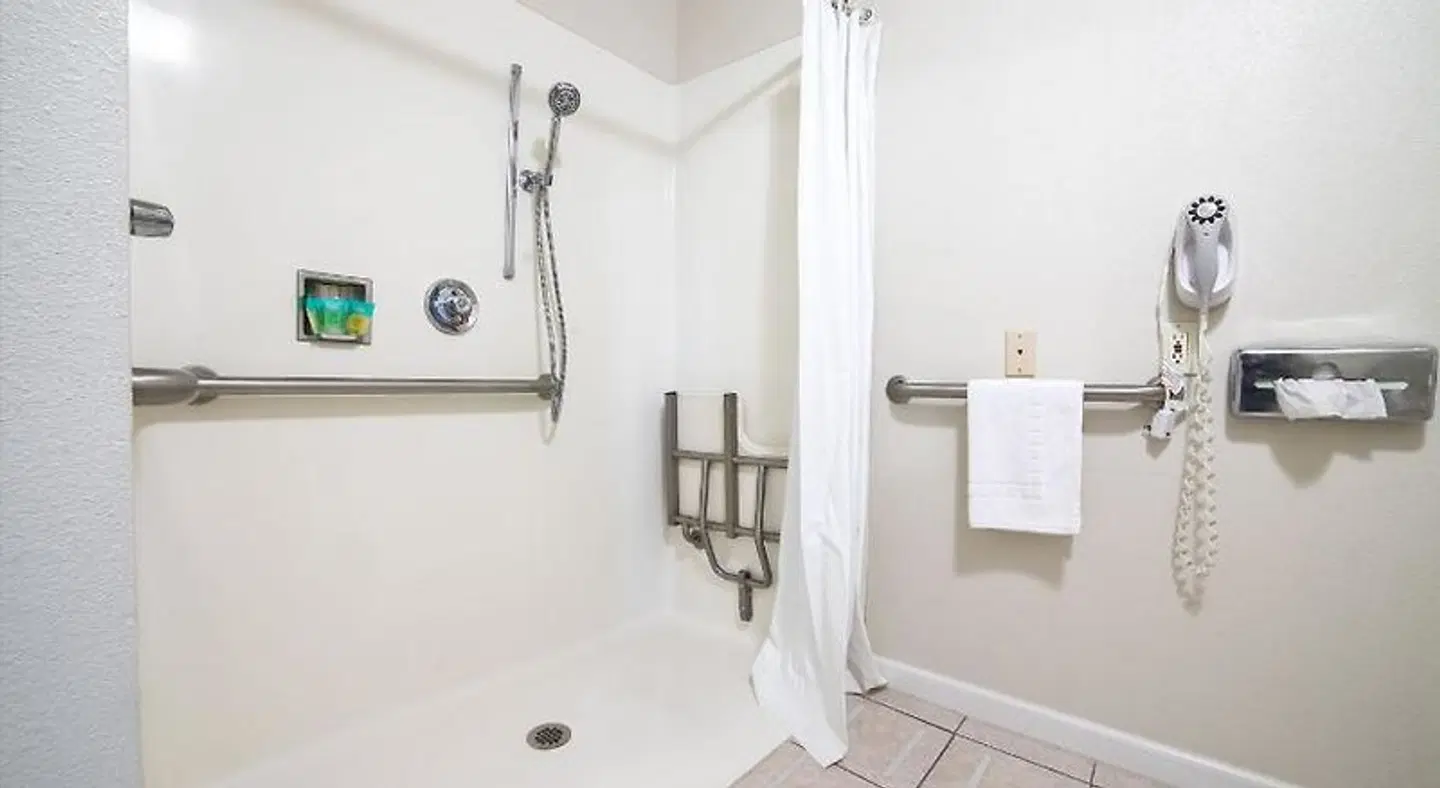 Americas Best Value Inn Turlock Badezimmer
