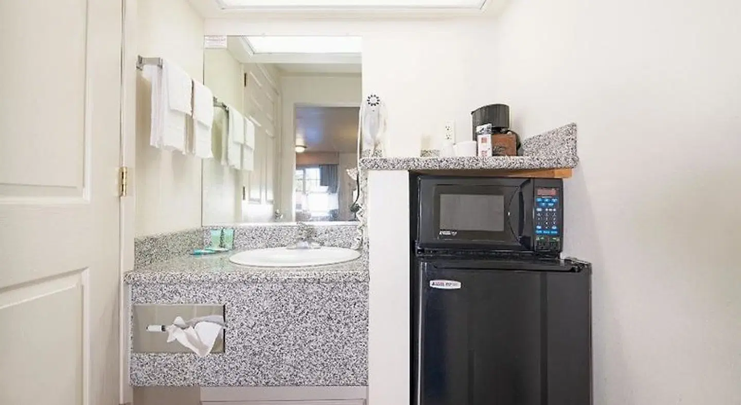 Americas Best Value Inn Turlock Badezimmer
