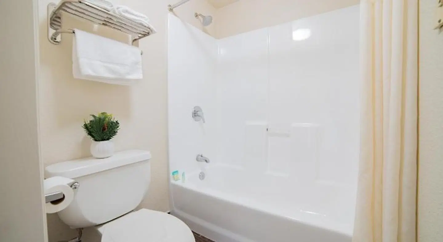 Americas Best Value Inn Turlock Badezimmer