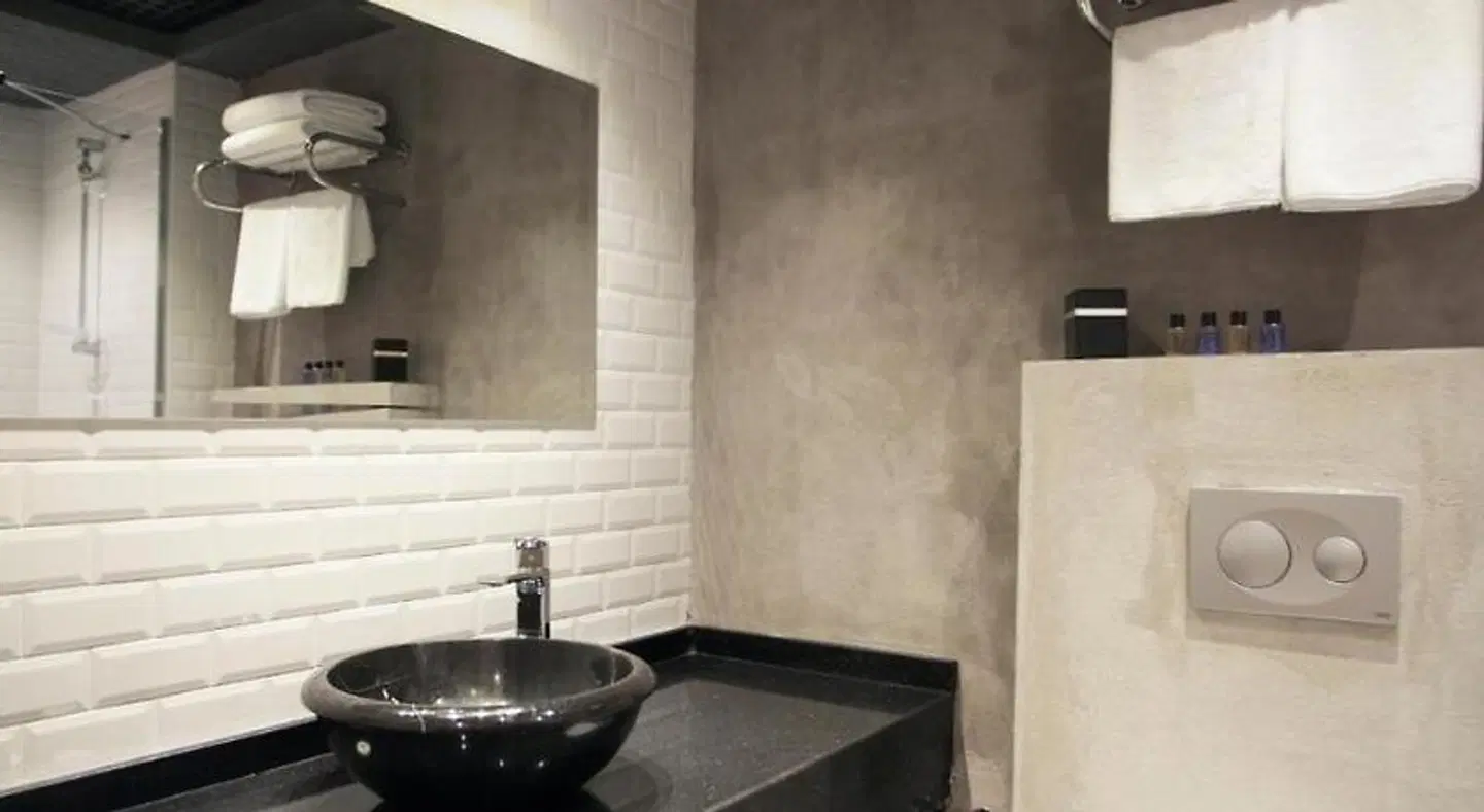Redstone Hotel Badezimmer