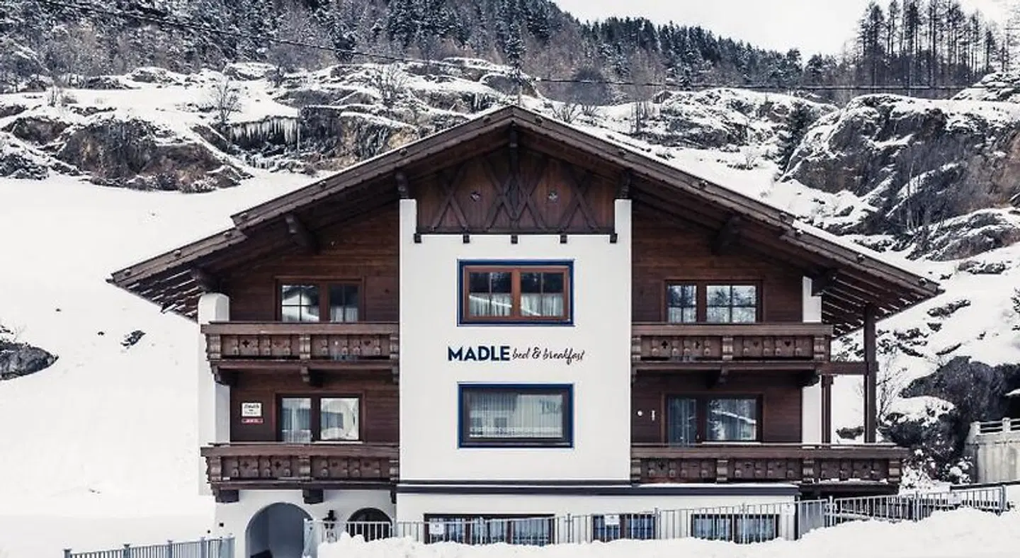 MADLE - bed & breakfast EXTERIOR