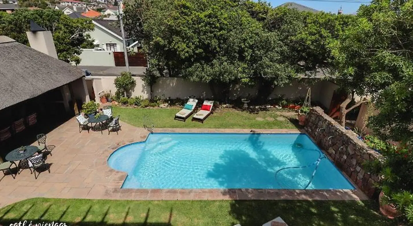 A Tuscan Villa Guest House OUTDOOR_POOL