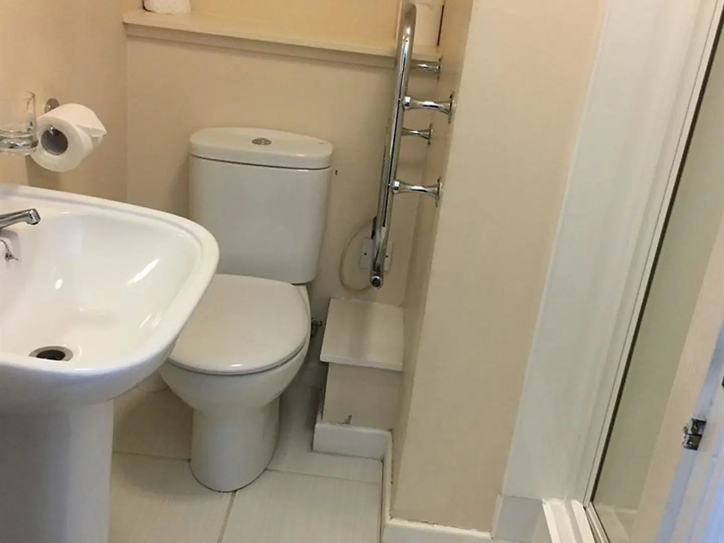Novar Arms Hotel Badezimmer