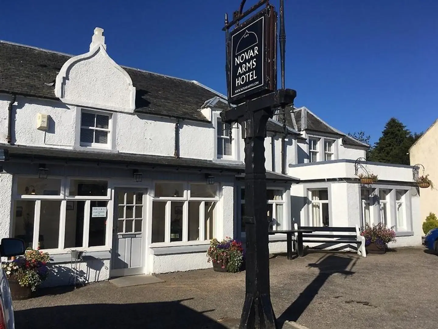 Novar Arms Hotel EXTERIOR