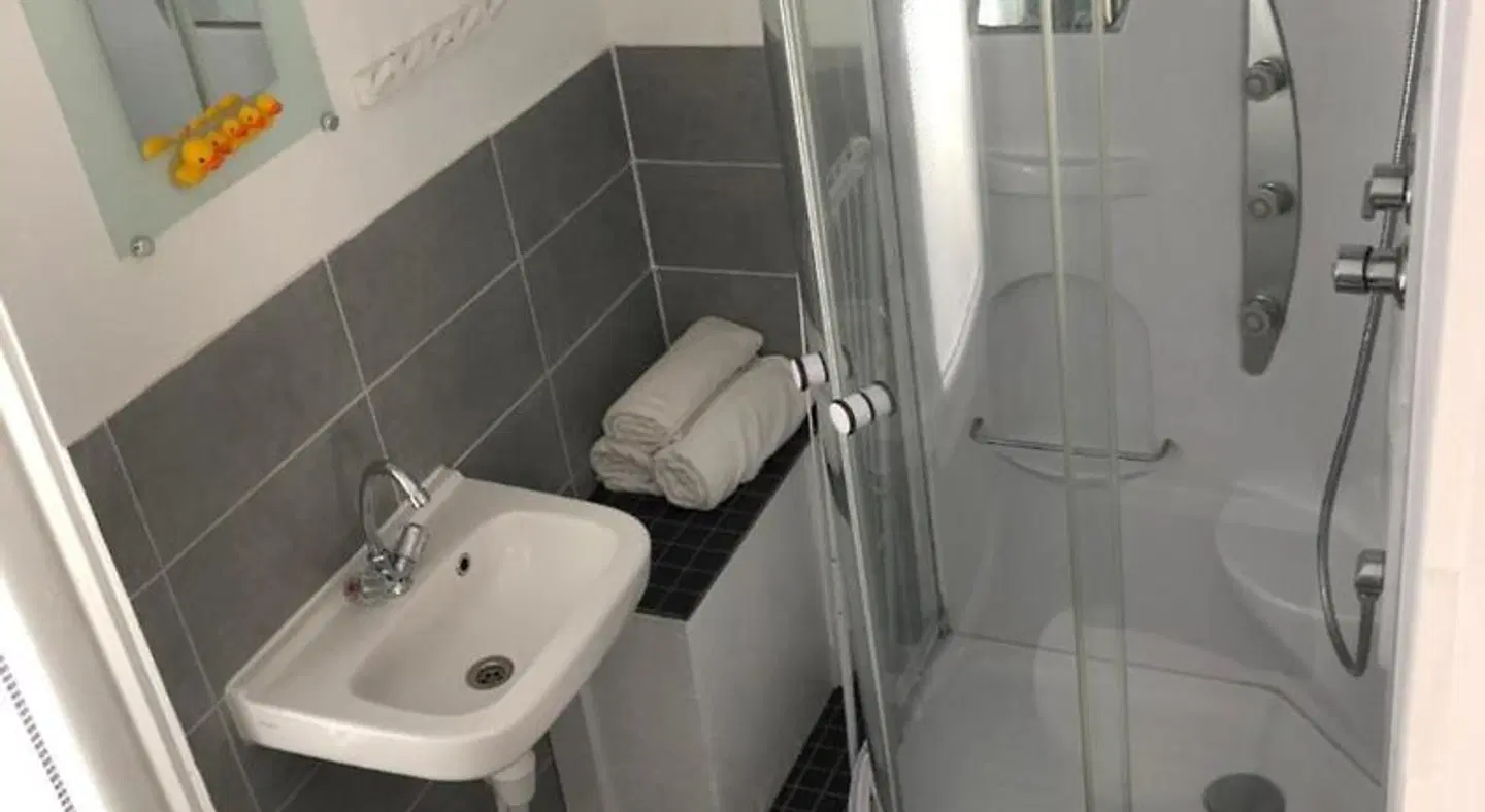 Robshouseboat centre Badezimmer