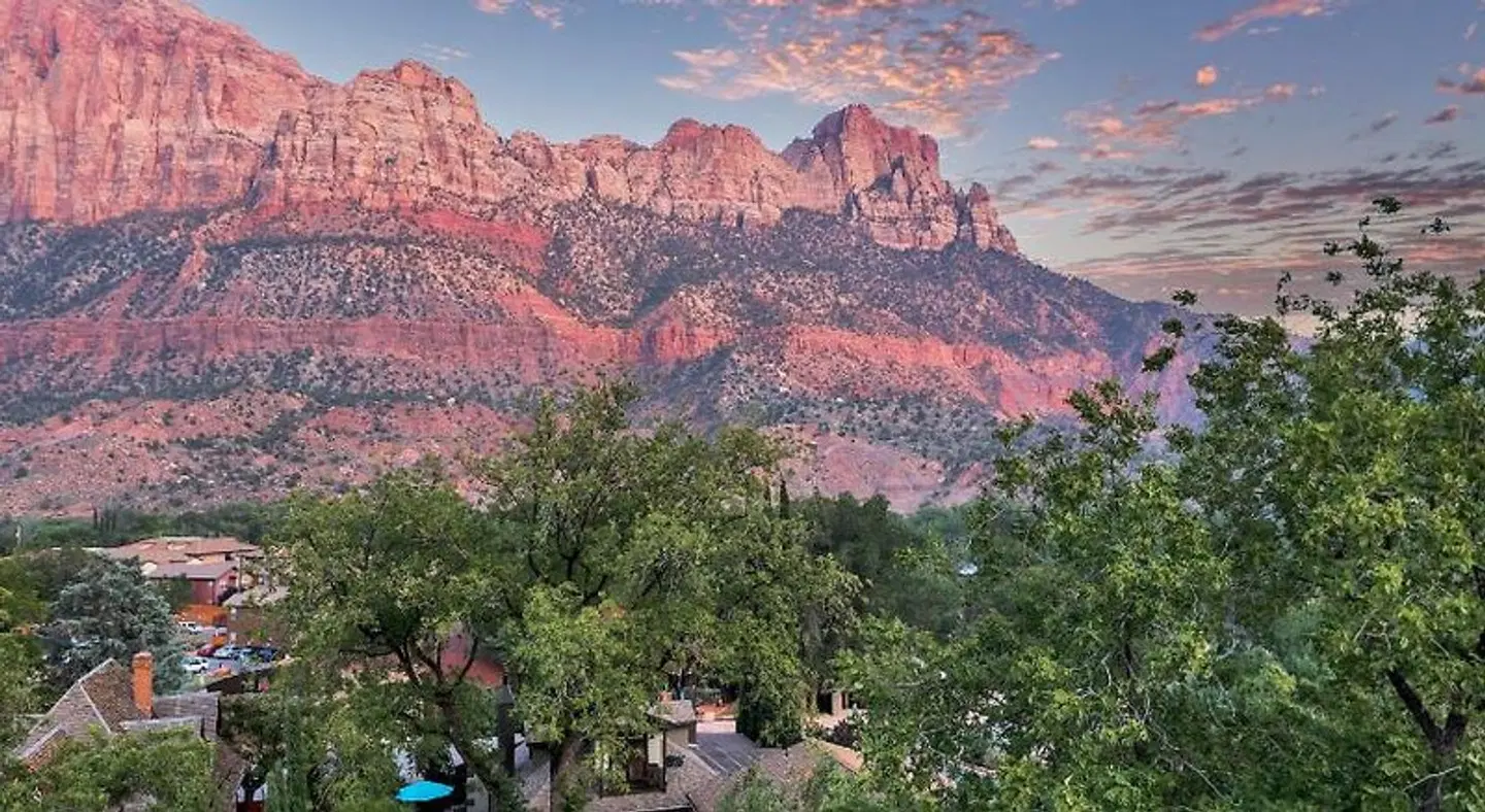 Red Rock Inn LANDSCAPE