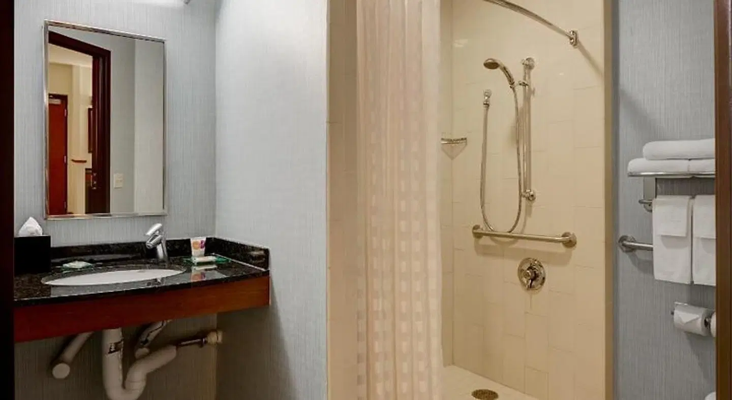 Hyatt Place Indianapolis Airport Badezimmer