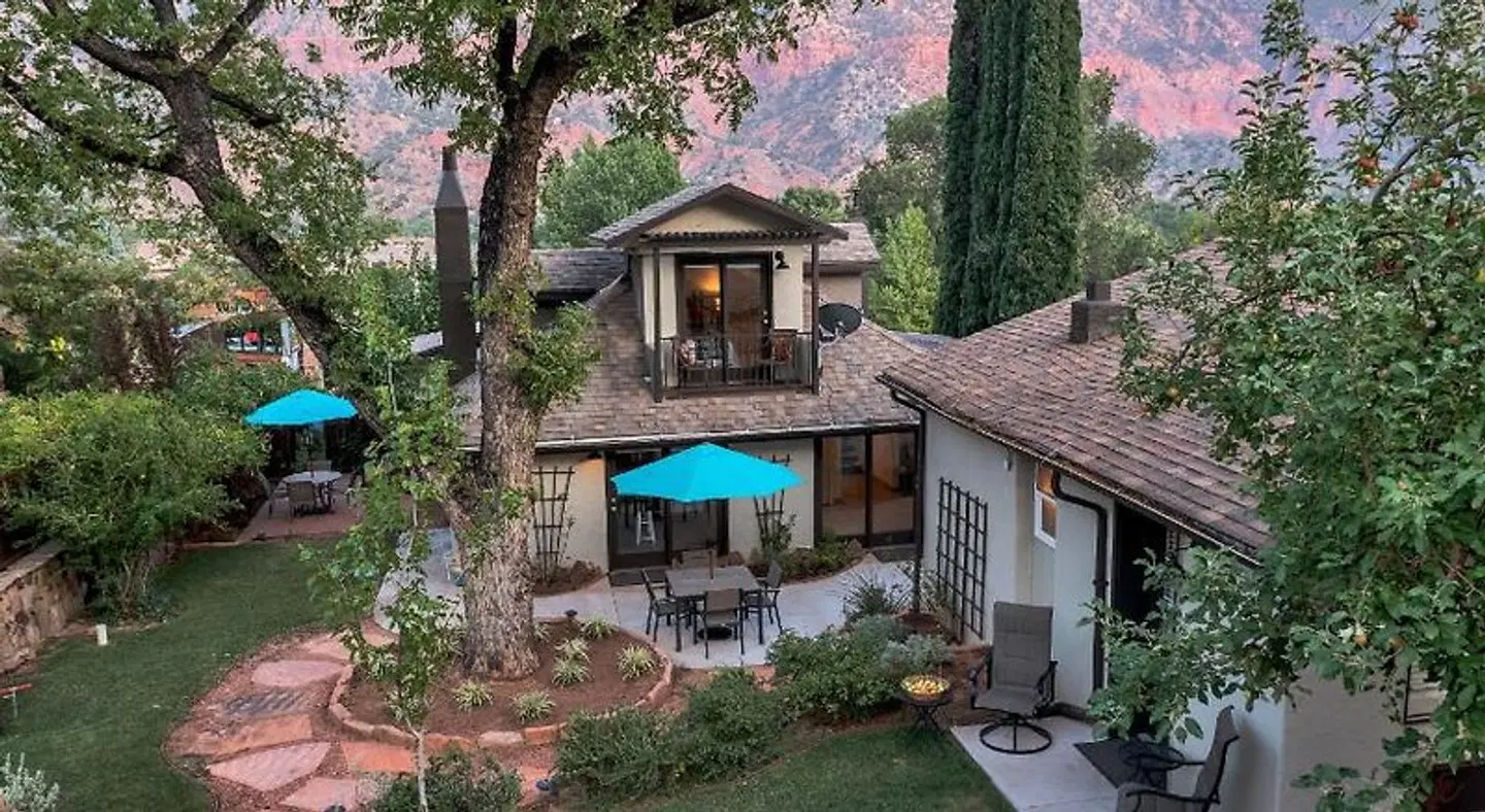Red Rock Inn EXTERIOR