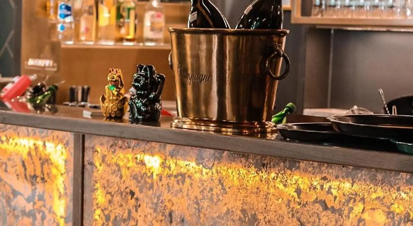 Schwarzer Adler Bar