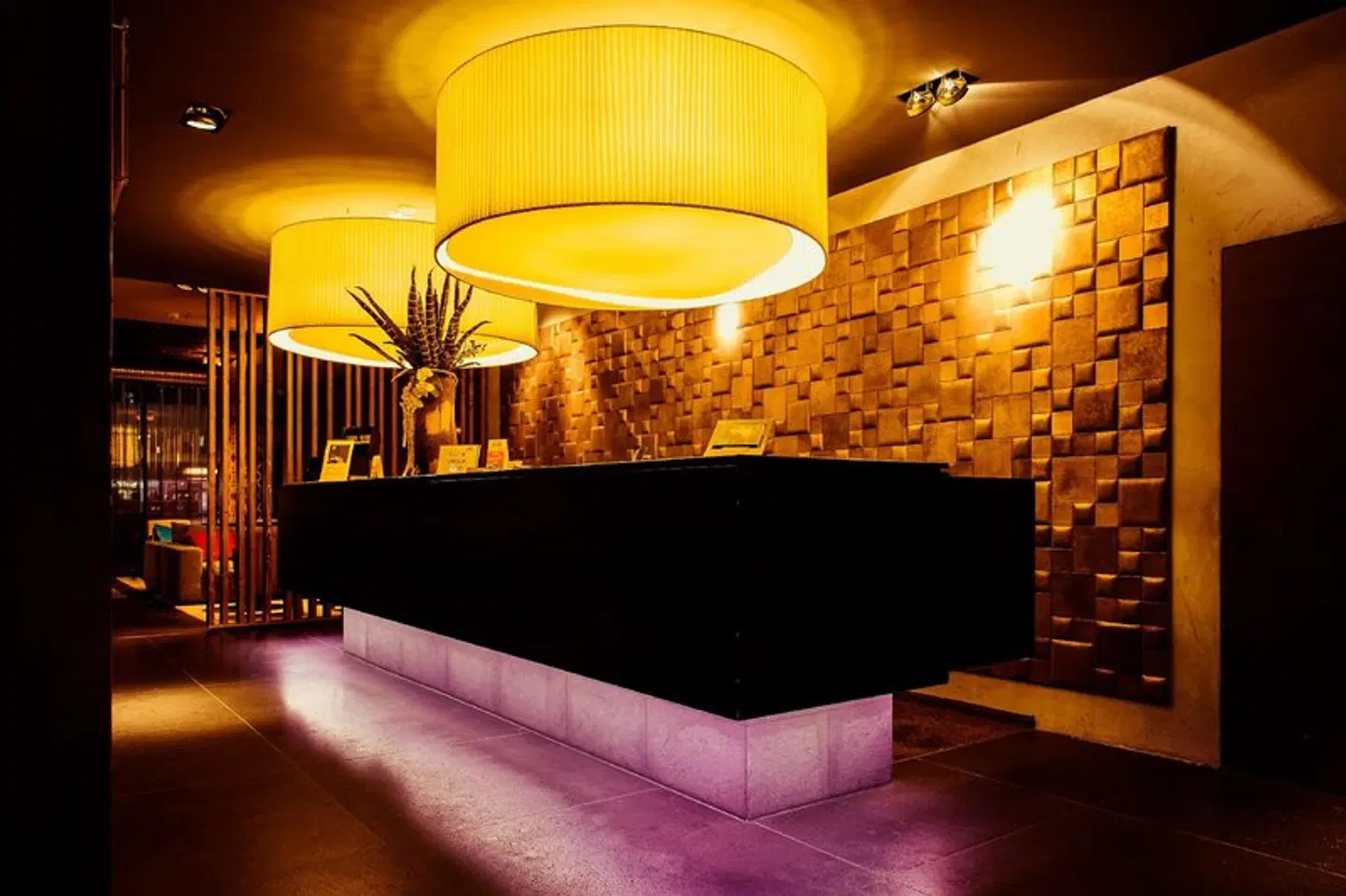 SAKS LOUNGE_LOBBY