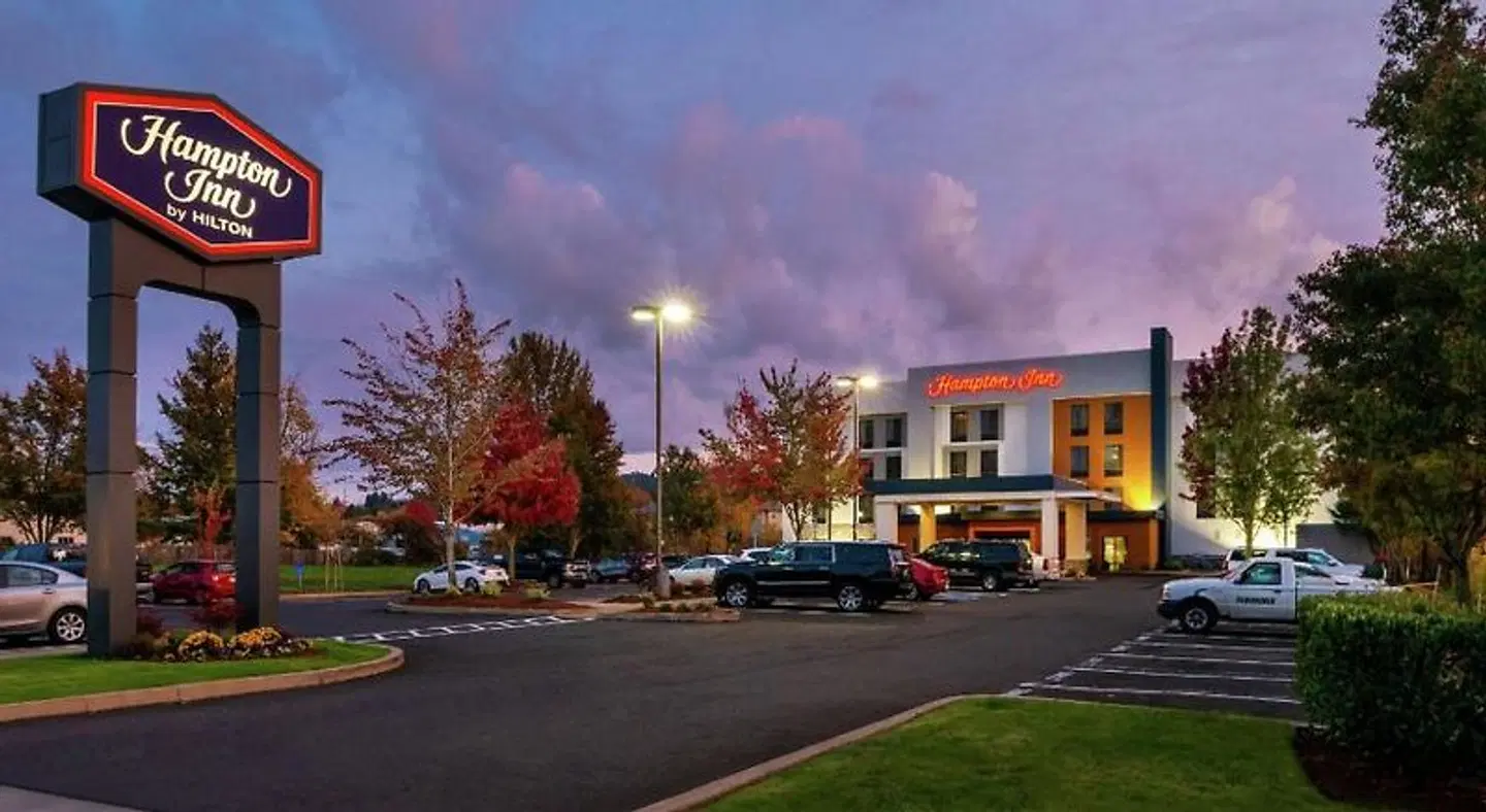 Hampton Inn Eugene EXTERIOR