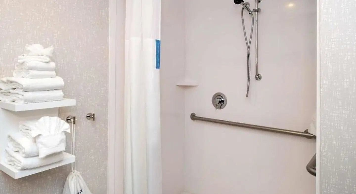 Hampton Inn Greensboro-Airport Badezimmer