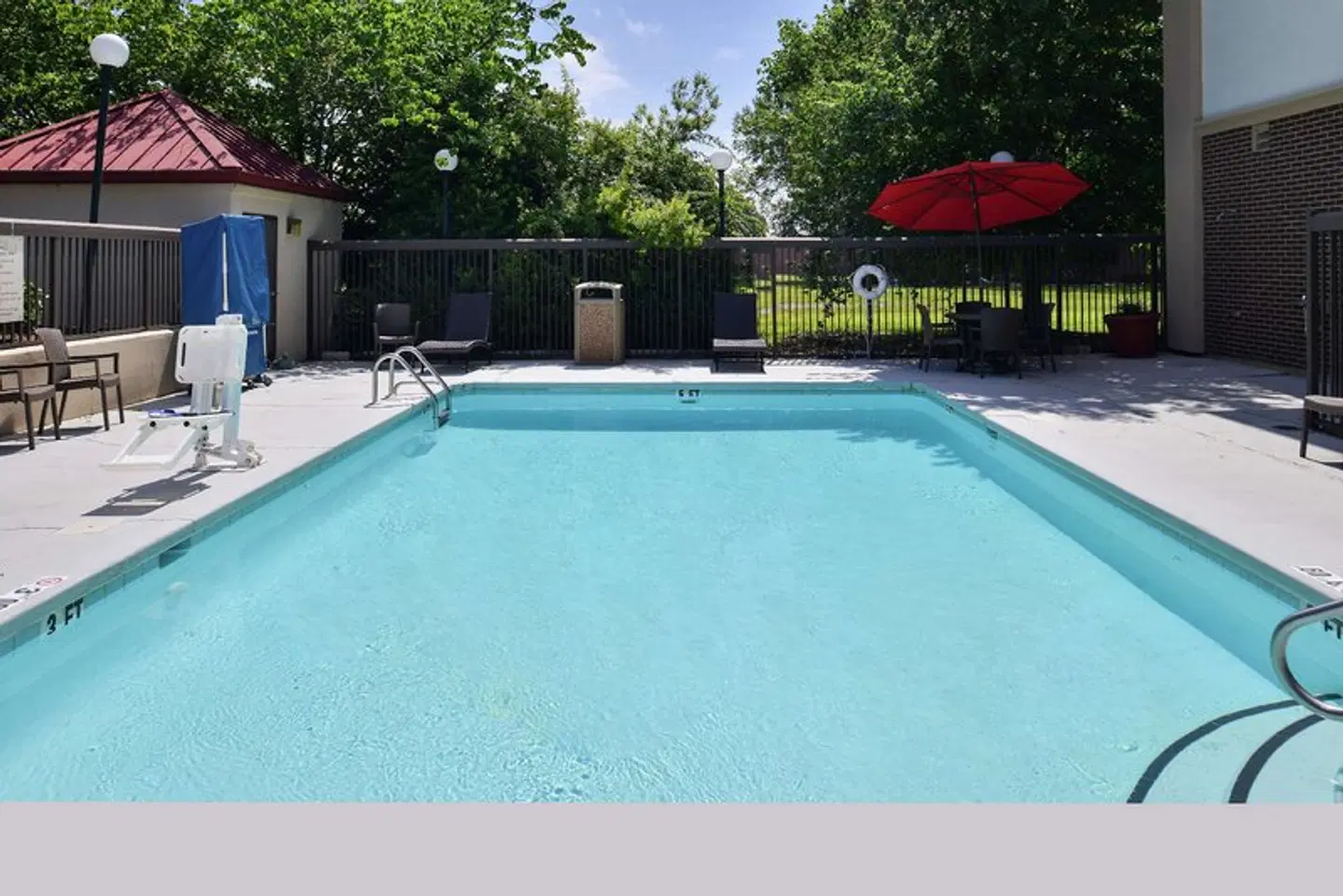 Hampton Inn Greensboro-East OUTDOOR_POOL