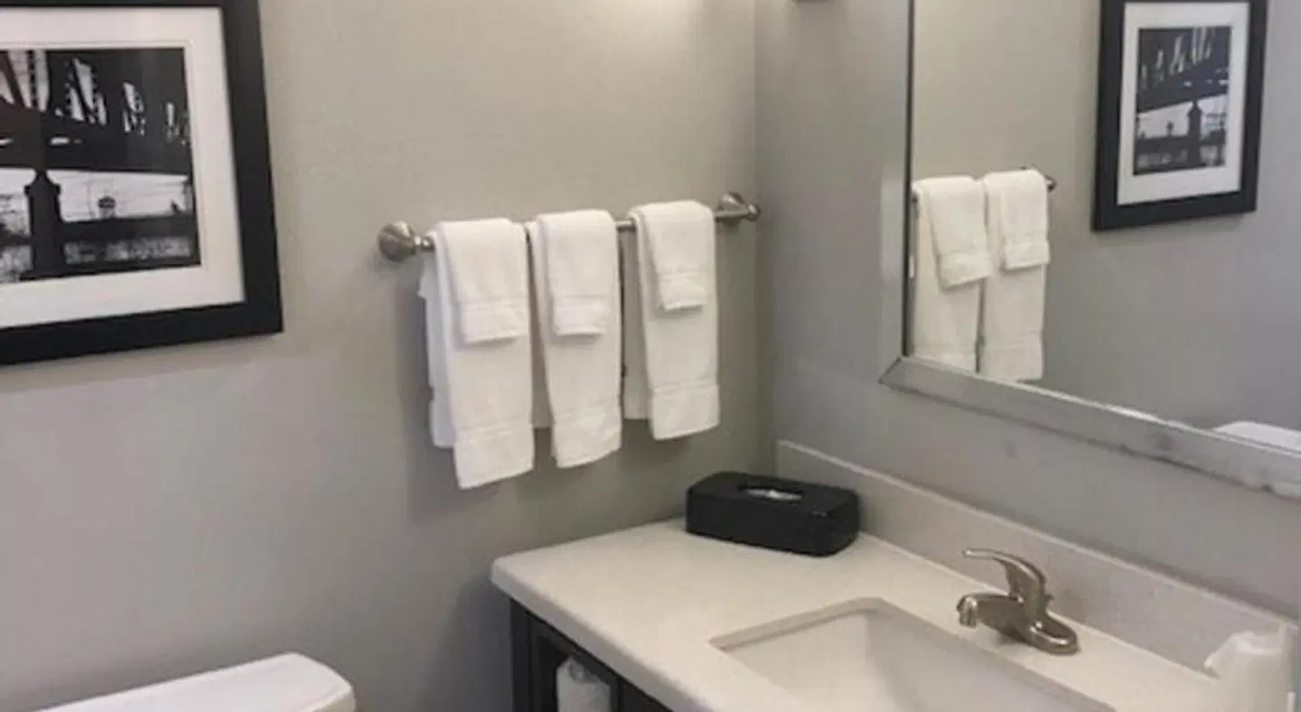 Holiday Inn & Suites Lafayette North by IHG Badezimmer