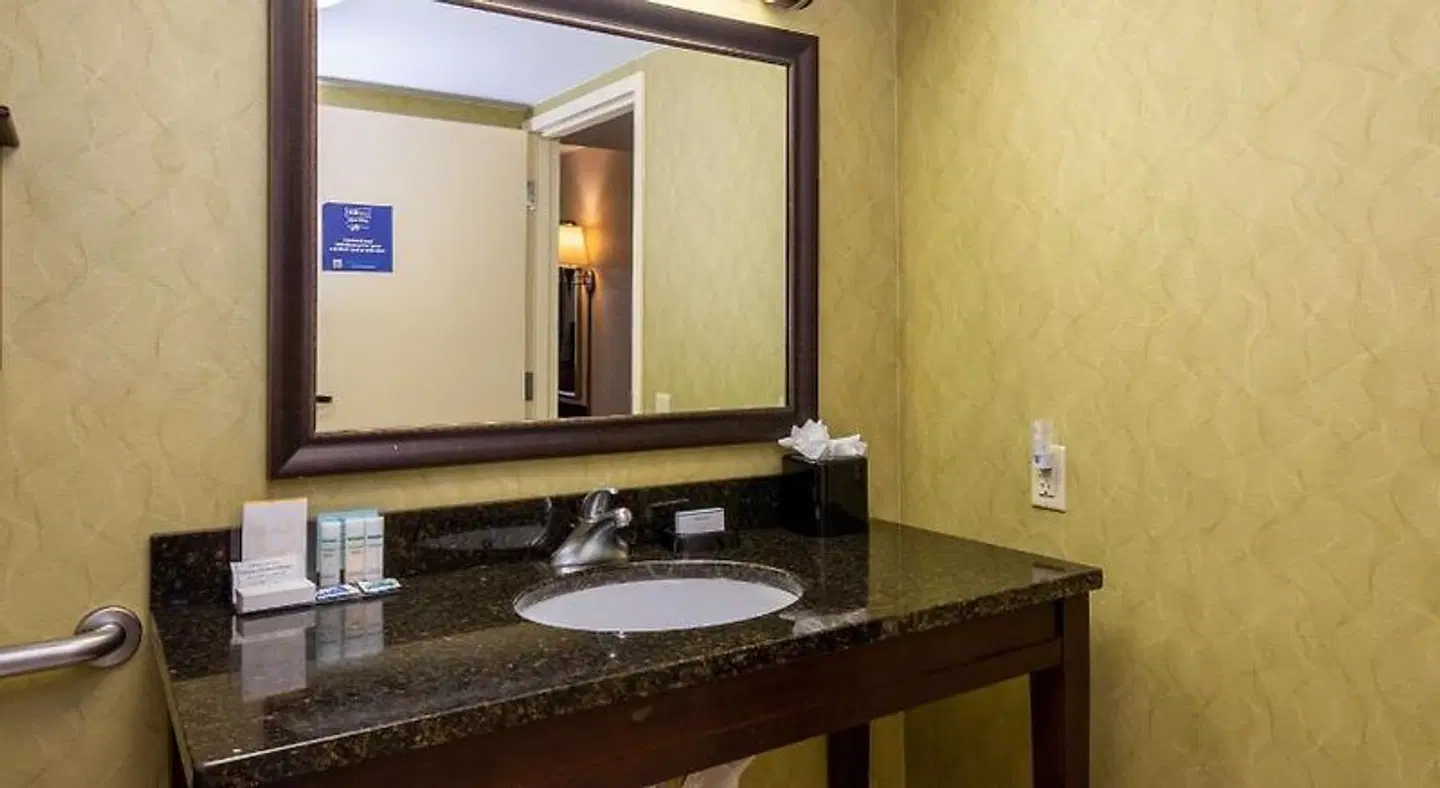 Hampton Inn I-40 Hanes Mall Badezimmer