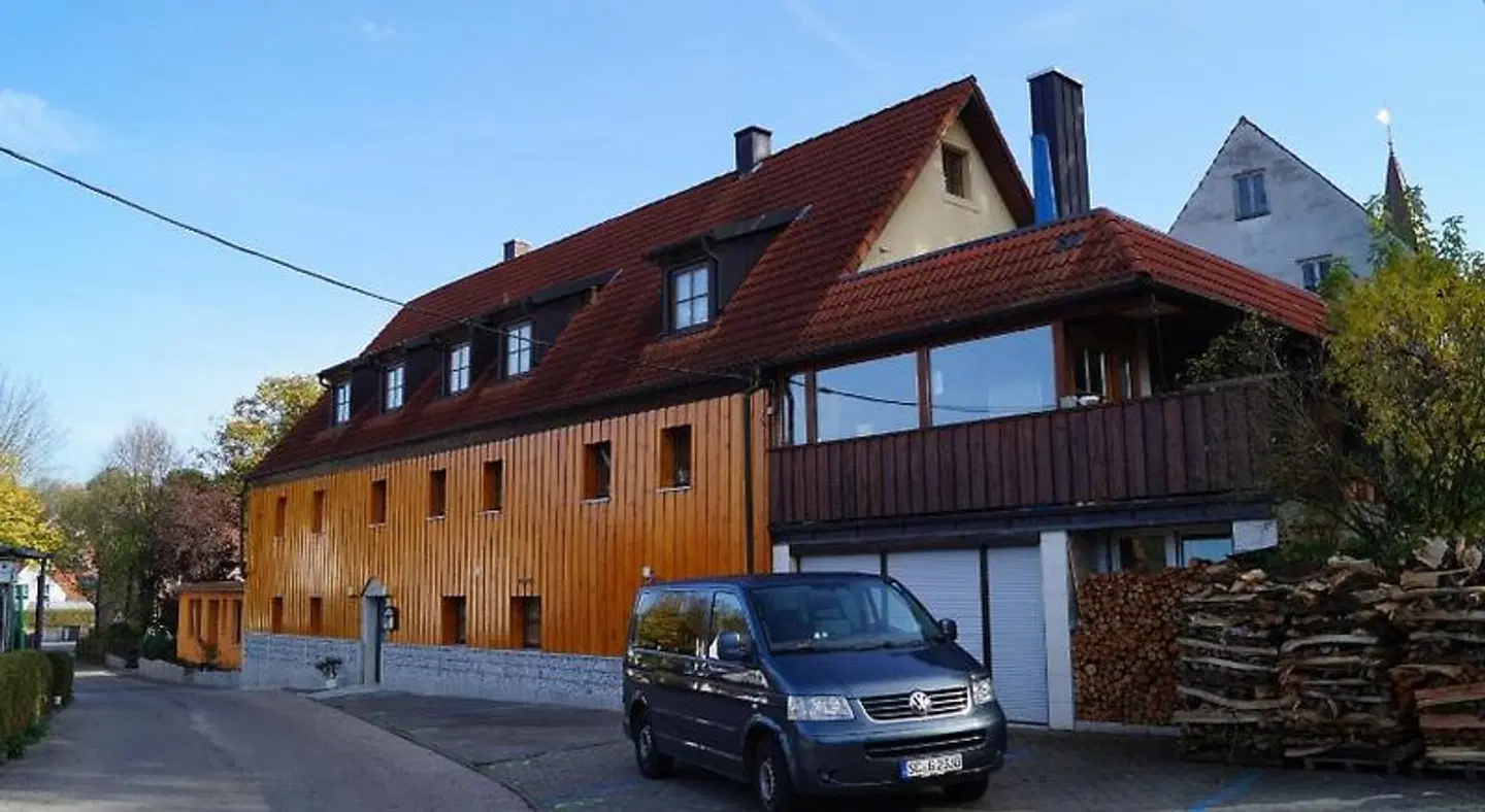Gelber Löwe EXTERIOR