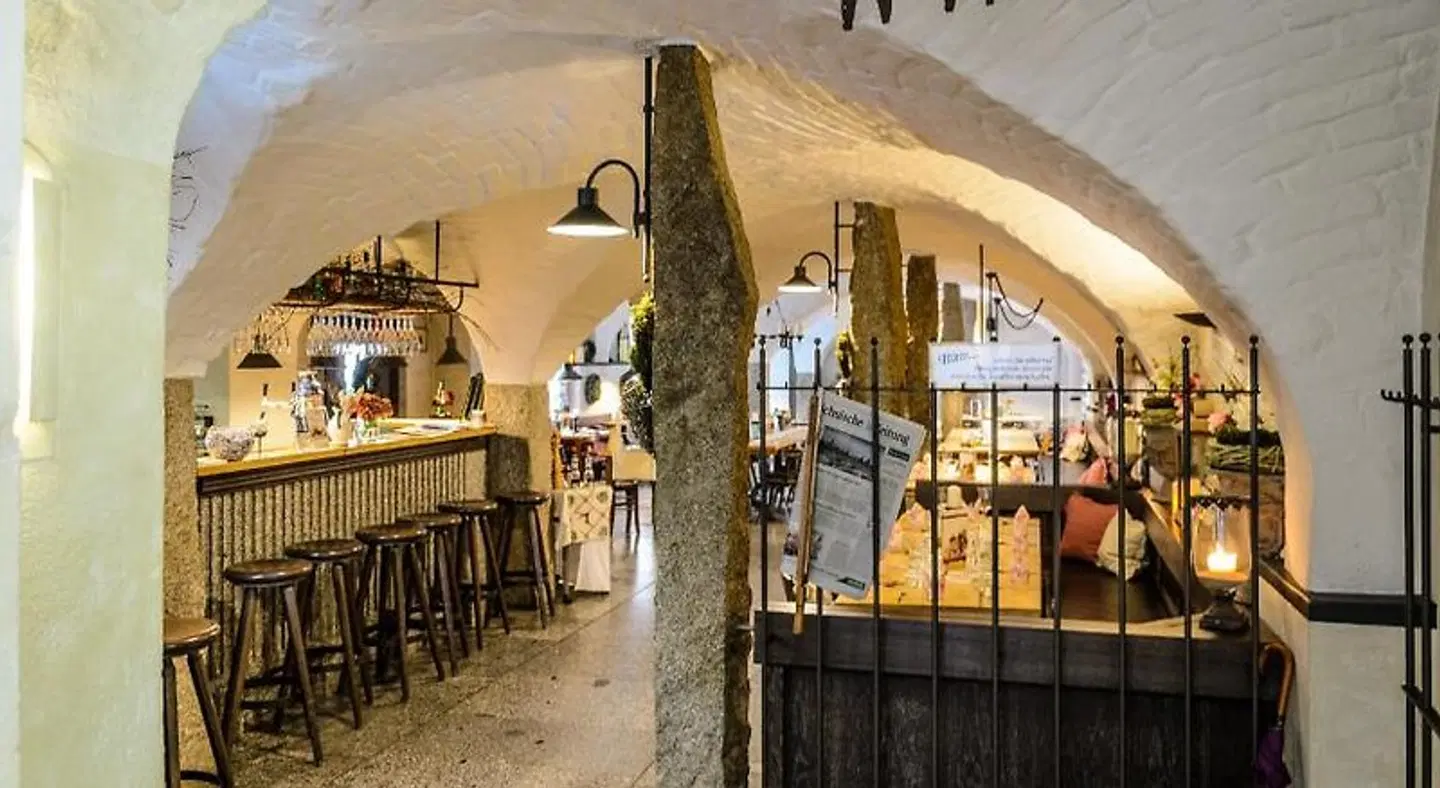 Goldner Hirsch Bar