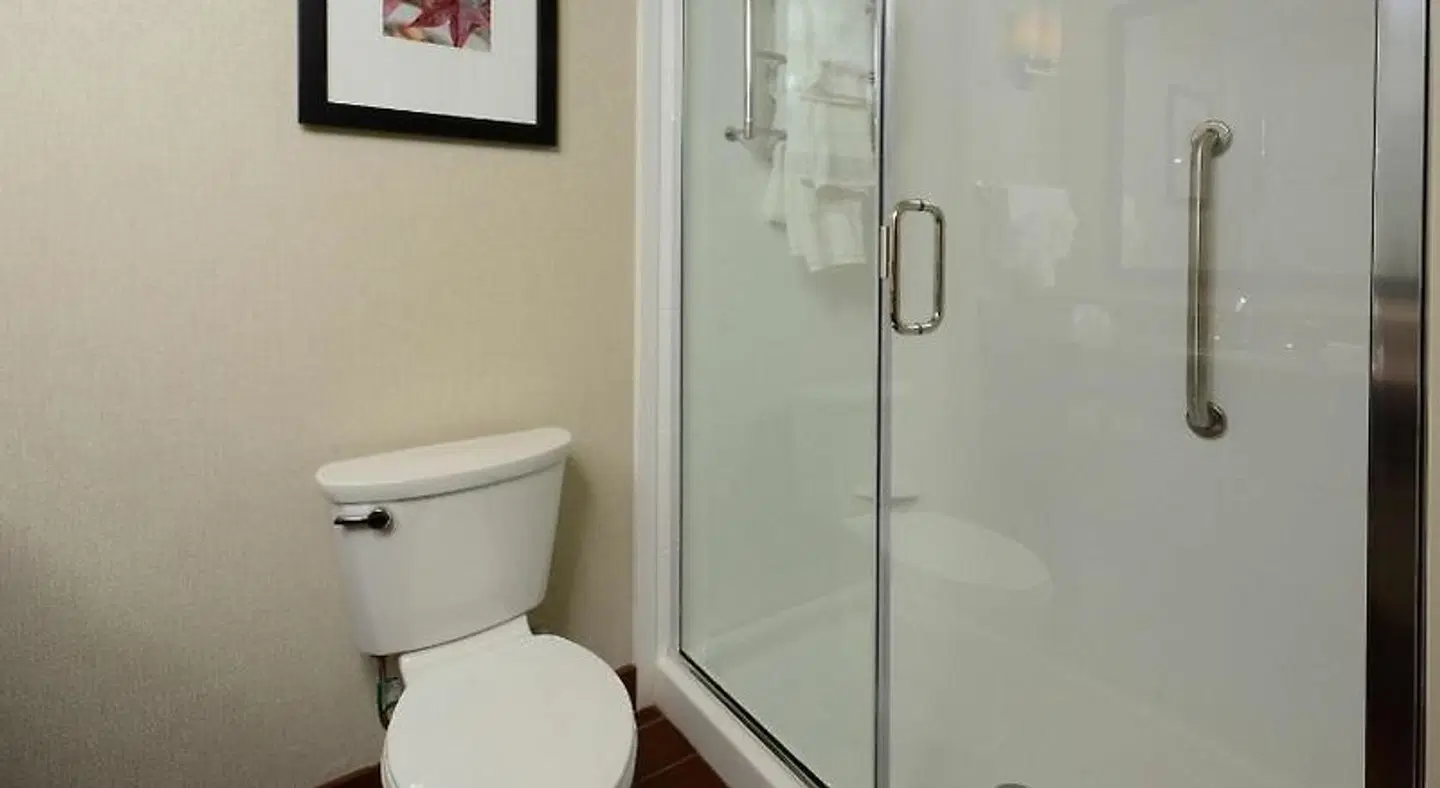 Hilton Garden Inn Greensboro Airport Badezimmer