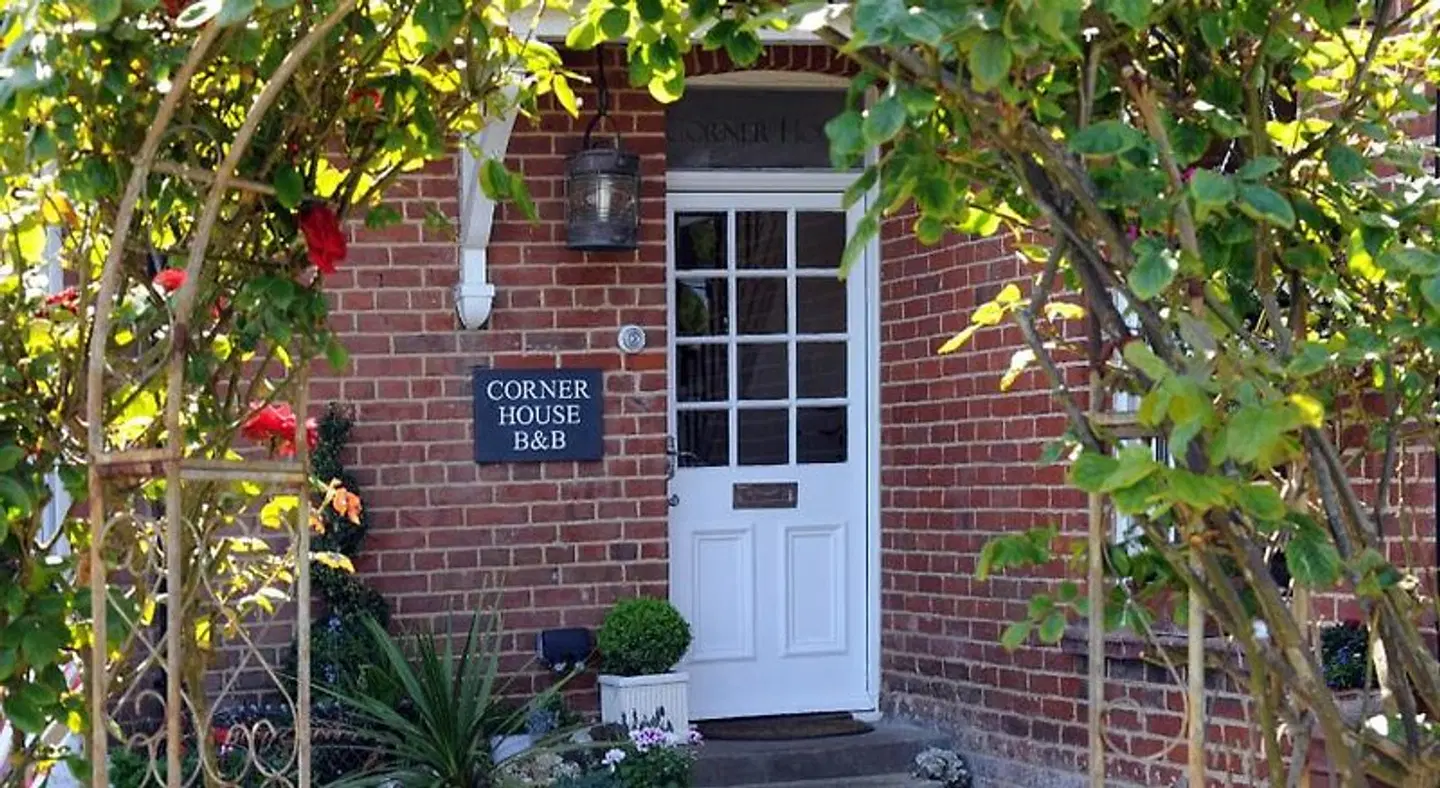 Corner House Bed & Breakfast EXTERIOR