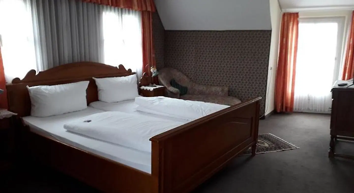 Feiler ROOM_EXAMPLE