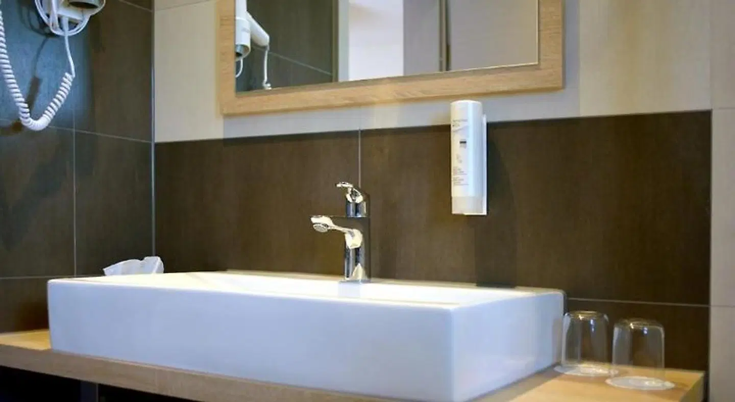 R & J Hotel Badezimmer