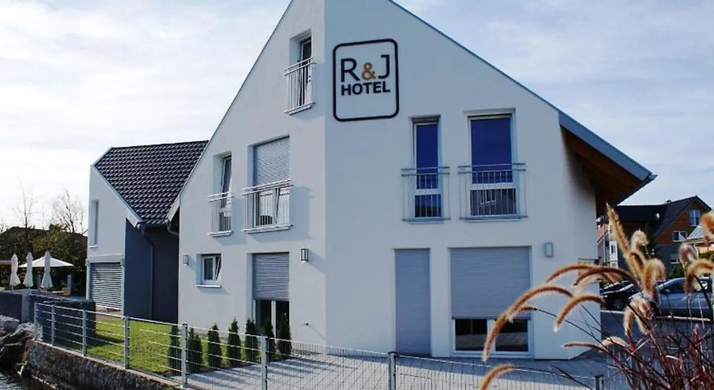 R & J Hotel EXTERIOR