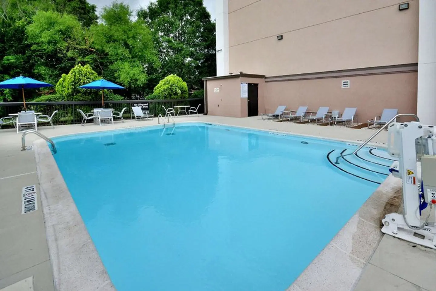 Hampton Inn Raleigh/Durham Airport OUTDOOR_POOL