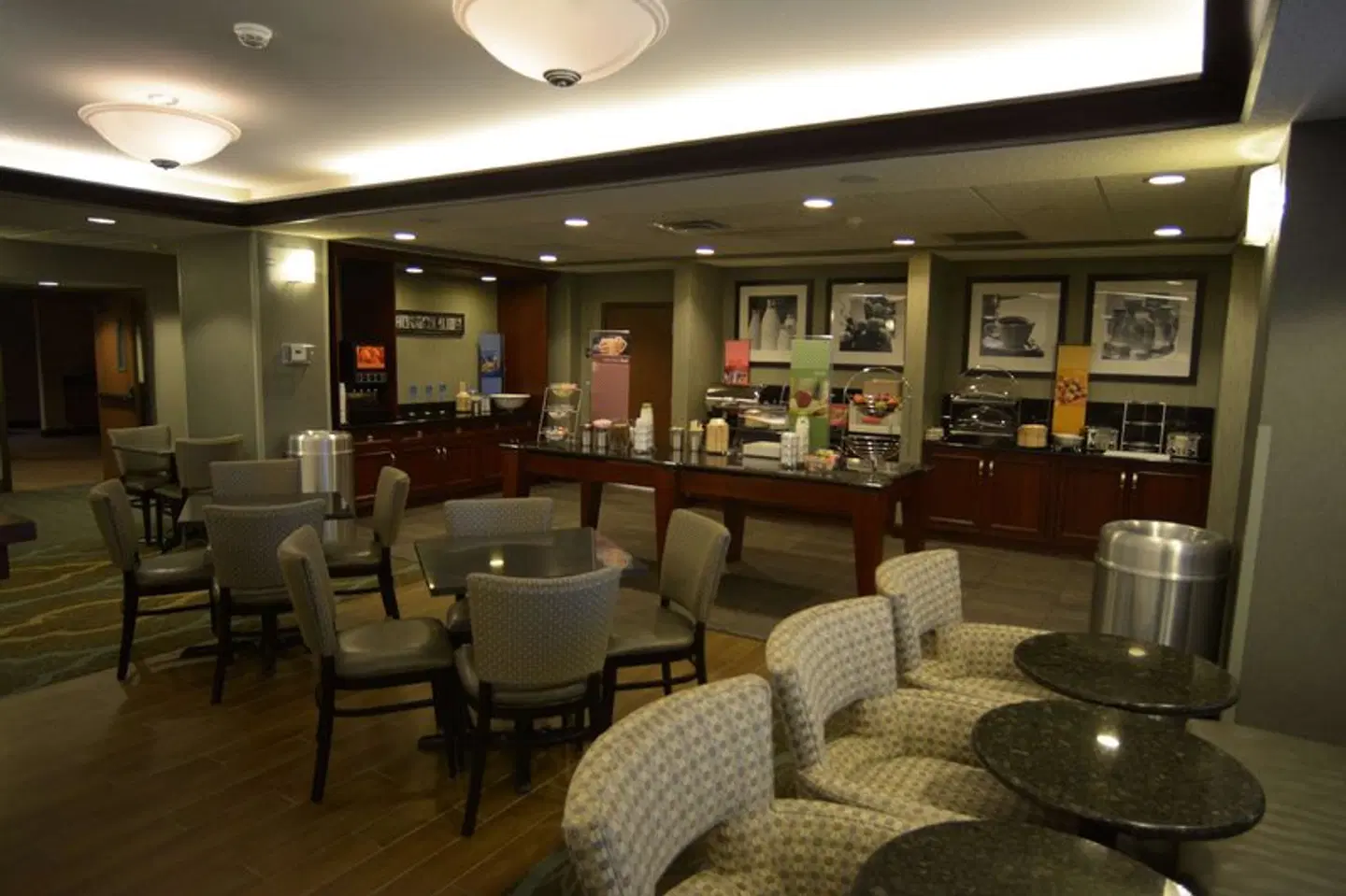 Hampton Inn Warsaw Bar