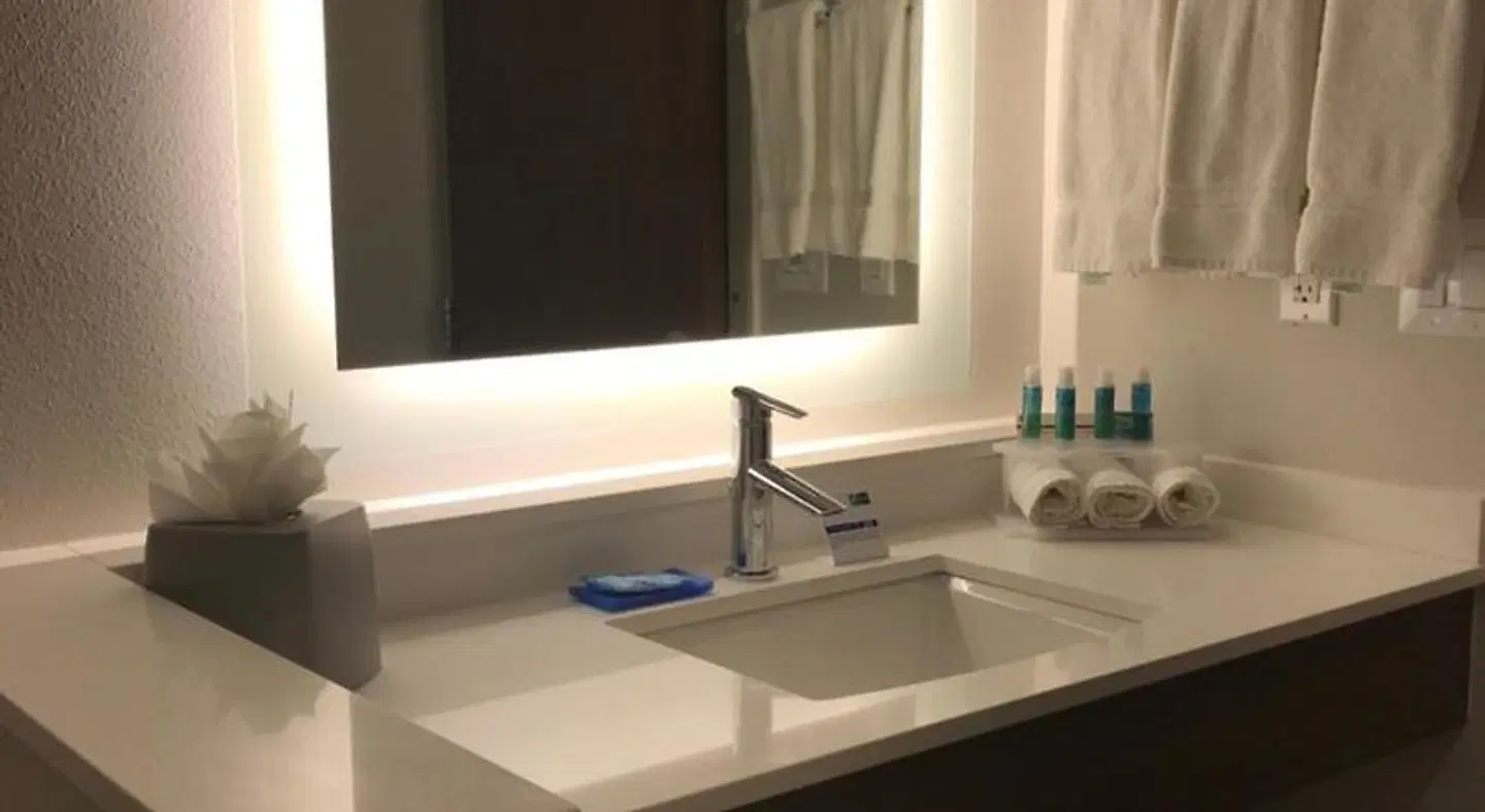 Holiday Inn Express & Suites Houston Southwest Galleria Area Badezimmer
