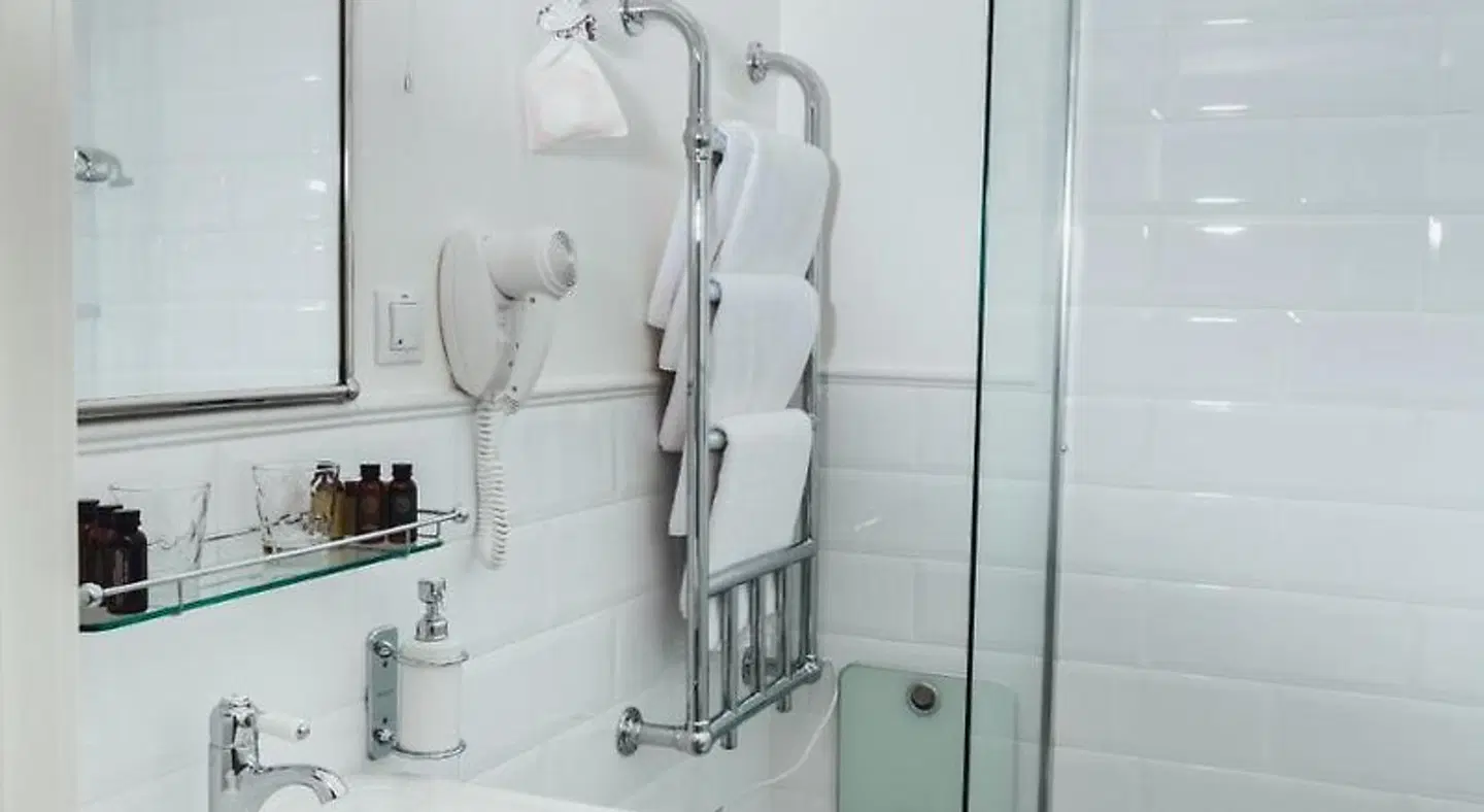 Sherlock Art Hotel Badezimmer