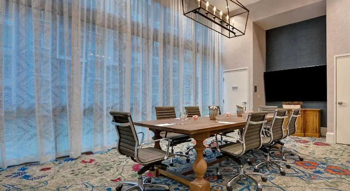 Hampton Inn & Suites Nashville Downtown Capitol View, TN Bar