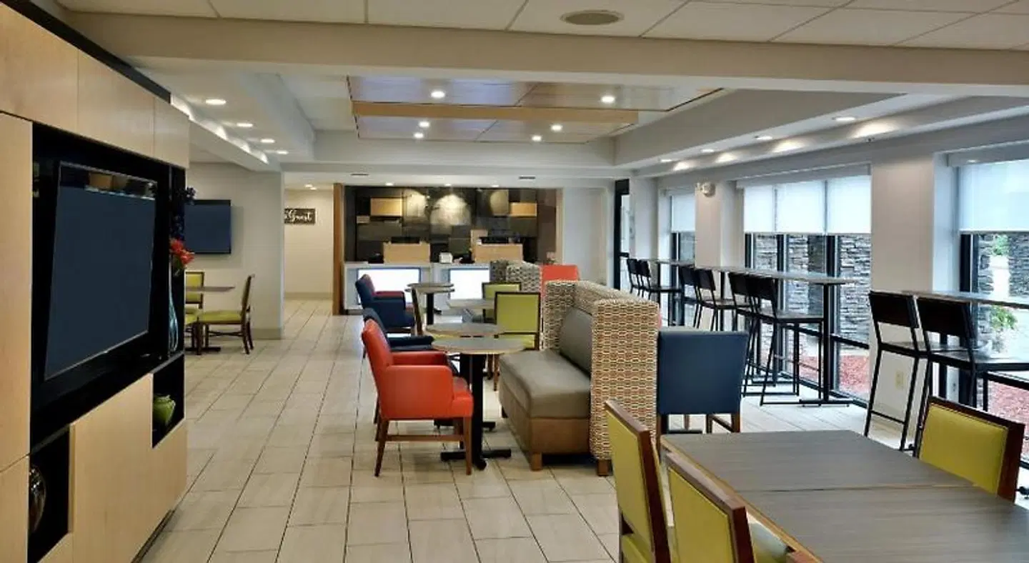 Holiday Inn Express Raleigh-Durham Airport by IHG Bar