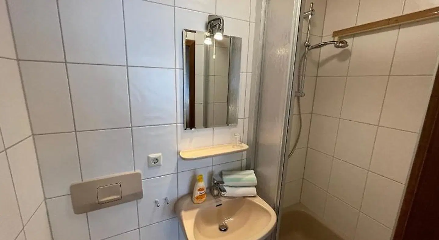 Ferienwohnungen Haus zur Linde Badezimmer