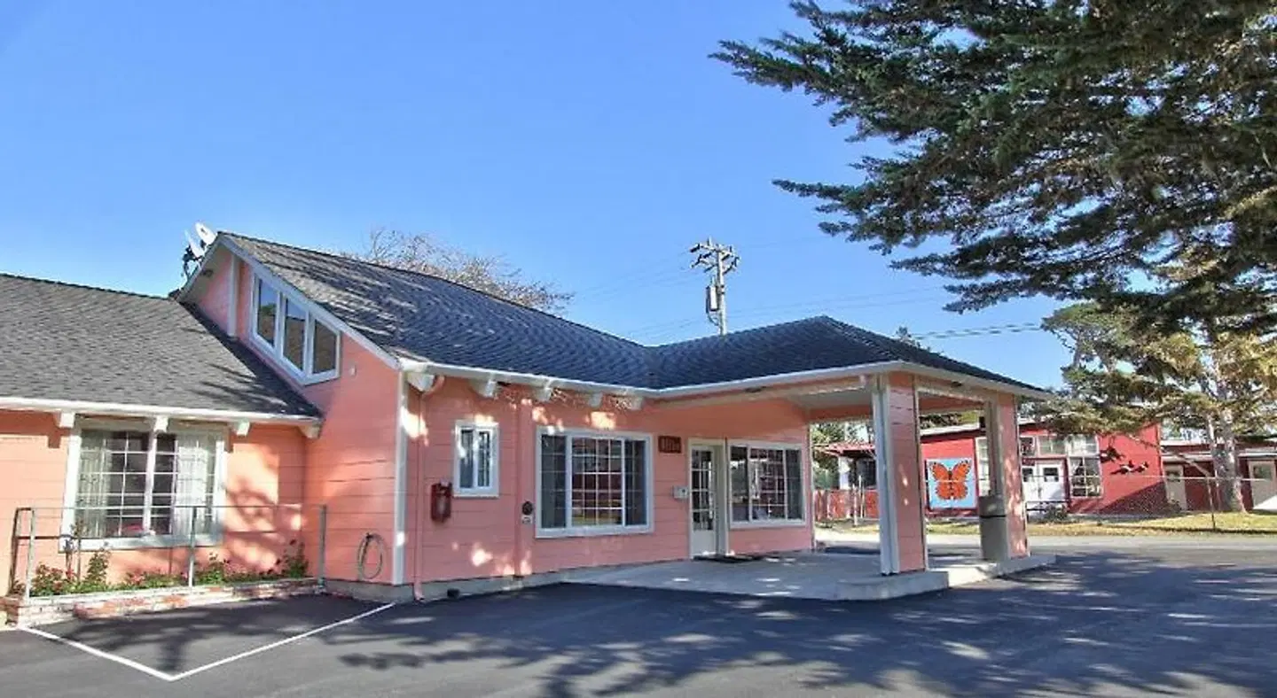 Butterfly Grove Inn EXTERIOR